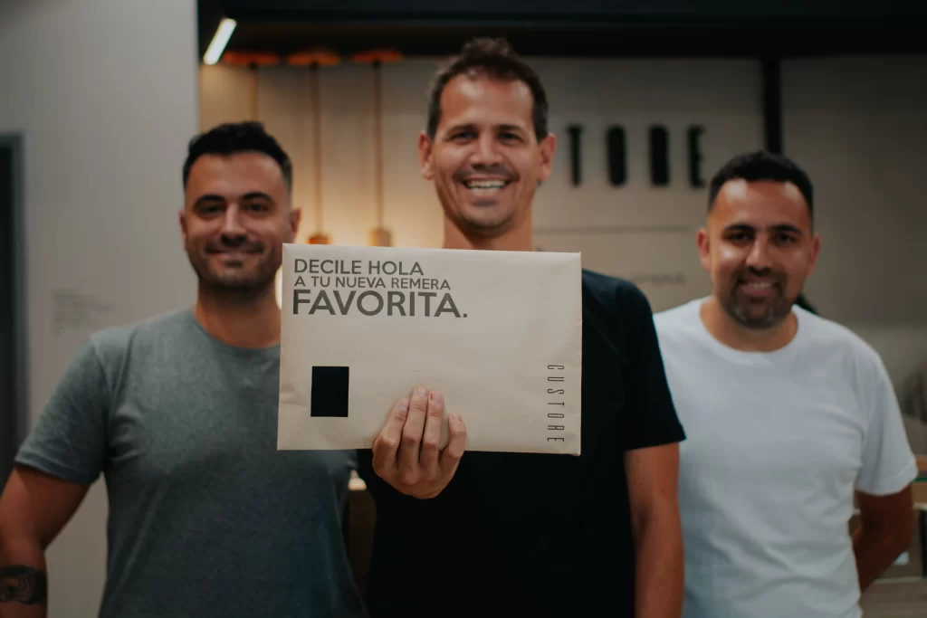 Pablo, Franco y Daniel son socios en Custore. Muestras su packaging.