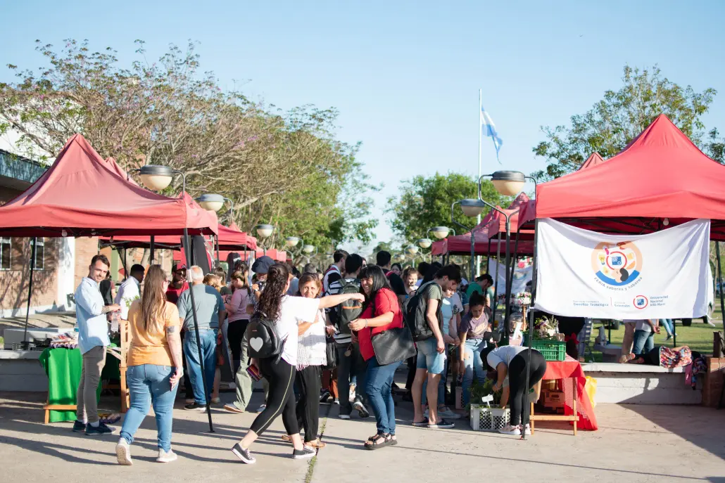 Emprendimientos incubados exponen en la Feria Saberes y Sabores