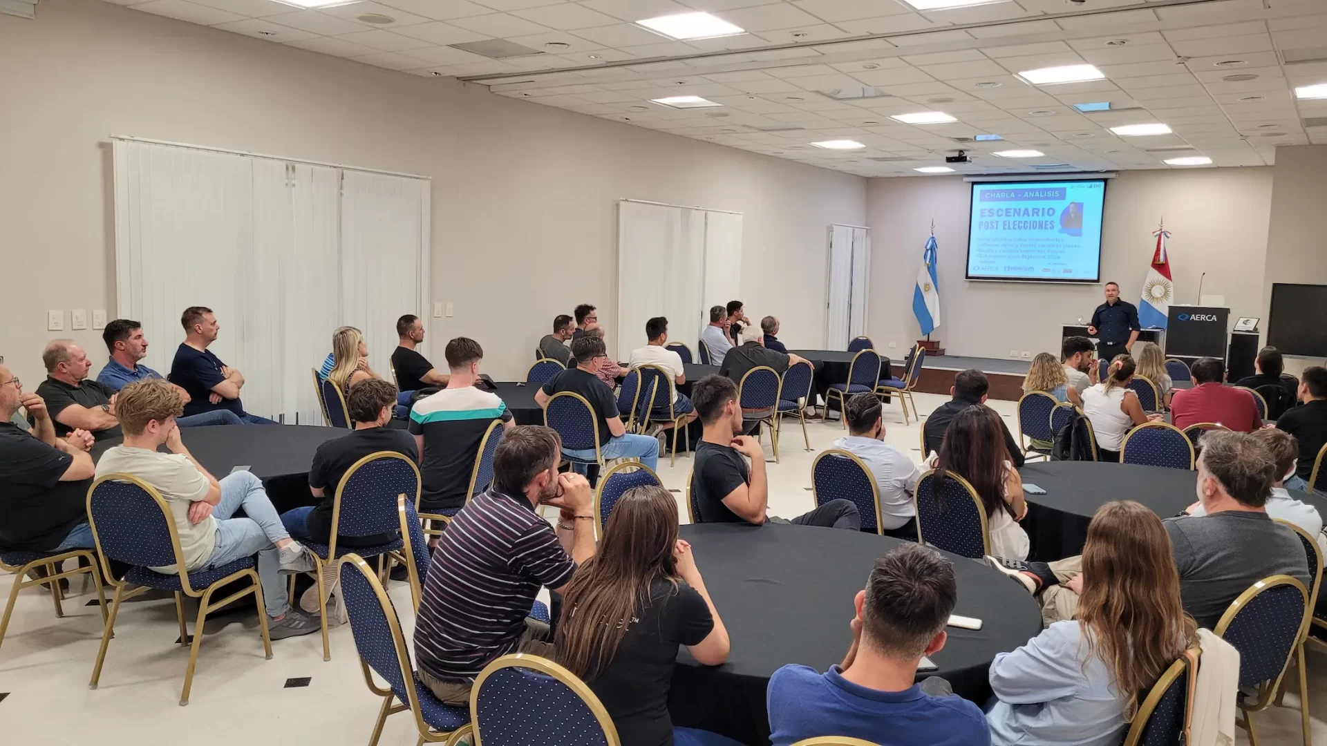 La charla de coyuntura económica reunió más de 60 personas