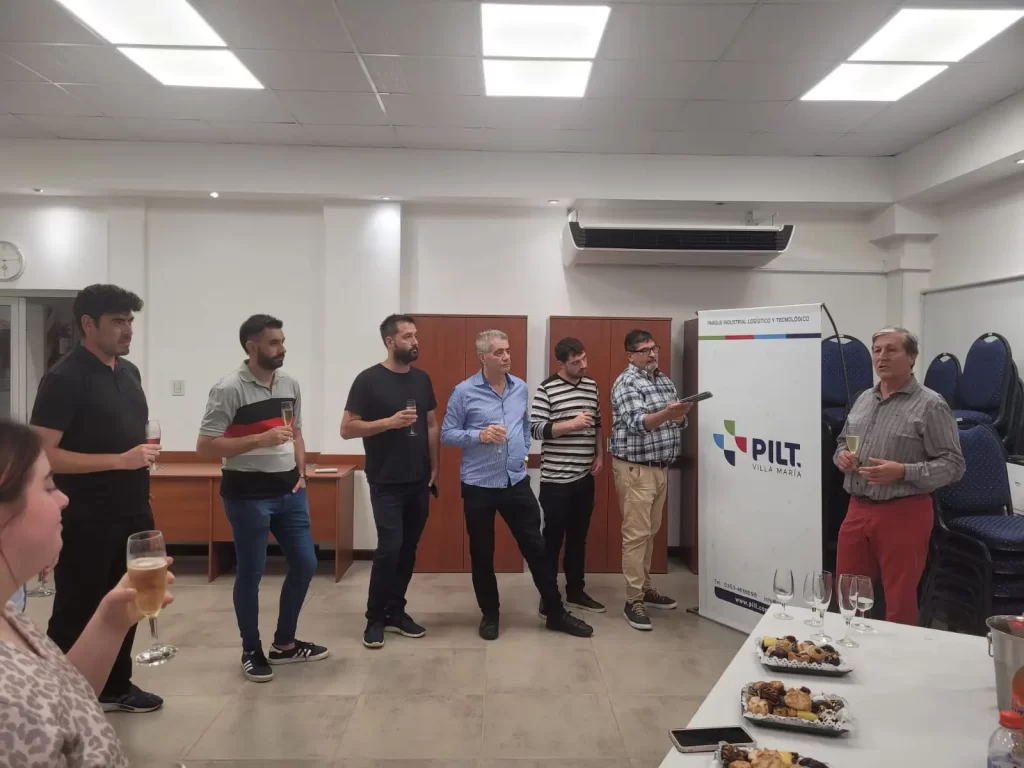 Cierra el 2023 y en muchas instituciones es momento de balance.
Desde el Parque Industrial, Logístico y Tecnológico Villa María (PILT) no son ajenos a esto y por eso compartieron un brindis en el que brindaron su visión de lo que dejó el año.

El presidente del PITL, Carlos Pizzorno, y el gerente, Carlos Montoto Galiano, encabezaron la reunión junto a Oscar Milanesio, miembro del Directorio.

Un buen año

A pesar de la coyuntura adversa, Pizzorno afirmó que “el Parque no ha tenido problemas con ventas y continuó su crecimiento”.
“La actividad ha seguido como si fuera un país con otras condiciones de desarrollo. Una cosa es hablar de lo macro y otra de lo que vivimos nosotros como Parque Industrial; en este sentido, el año ha sido absolutamente positivo”, resumió. 
“Cuando pienso en los empresarios argentinos creo que hay que sacarse el sombrero porque aún a este ritmo inflacionario la gente sigue invirtiendo, sigue haciendo, siguen soñando con proyectos”, confesó.
En ese sentido, interpretó que “los golpes nos han hecho fuerte y el Parque no ha tenido problemas en la venta y en el crecimiento”.
“El balance es positivo. El Parque es una empresa con un presupuesto importante, es sólido económicamente y vemos una dinámica y progreso en las empresas que lo conforman. Sin las empresas no sería nada”, afirmó.
Pizzorno se refirió a los cambios de gobierno en todos los niveles, pero hizo mención especial a lo que sucede a nivel nacional.
En ese sentido, habló sobre la posibilidad de la apertura de las importaciones. “Creo que la apertura de las importaciones es buena, positiva, hay que ver como se hace”.
A su vez, también subrayó la necesidad de bajar la inflación.
 “Creo que la condición básica es llevar la inflación, no sé en qué tiempo, al 10 por ciento anual. Con una inflación a estos valores se puede trabajar, programar, ver a futuro. Cuando la inflación se desmadra como está hoy es imposible”, auguró.
“Cuando hay inflación en cada cadena de la escala comercial, aparte del margen de ganancia que cada empresario o industrial prevé también le tiene que poner un margen por lo que cuesta quedarse con el dinero en la mano”, señaló.
Así es que “alguien vende un producto y tiene que quedarse con el dinero en la mano y sabe que pierde el 25 por ciento”.
“Ese es un costo que va implícito en los productos y por eso se dispara en los procesos inflacionarios el precio de las cosas. Por la inflación y también porque hay una previsión de inflación. Por lo que tiene dos efectos negativos y todo eso cae en el consumidor”, cerró.

