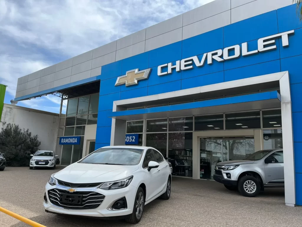 Ramonda Motors lanzó una promoción imperdible para quienes se suscriban al Plan de Ahorro para adquirir su próximo Chevrolet.
Descuentos, regalos y beneficios, son algunas de las ventajas que ofrece la firma para quienes aprovechen la oportunidad.
Una firma con historia
Ramonda Motors SA es el concesionario oficial que representa a General Motors y que comercializa sus productos Chevrolet en la casa central ubicada en Villa María y su sucursal en Marcos Juárez. 
La historia de la marca y Ramonda están íntimamente ligadas desde abril de 1960, cuando se firmó el primer contrato de concesión de la marca.
Era la época en que su casa central estaba ubicada en la esquina de las calles Entre Ríos y San Martín; y que con el paso de los años terminó mudándose en el domicilio actual de Avenida Presidente Perón 2289, Villa María.
A fines de la década del ´70 y como consecuencia de la alta inflación del país y la ausencia de financiación por parte de los bancos, nació el sistema de pago en cuotas para la compra de bienes durables como casas, autos, electrodomésticos, etc.
Es también en éstos años en que se comenzó a comercializar el Plan Chevrolet en la ciudad y la región de la mano de RAMONDA MOTORS.
La forma más conveniente de comprar un auto
¿Qué es un Plan de Ahorros? Es un sistema con un fin determinado, en el cual un grupo limitado de personas (suscriptores) realiza un aporte mensual (cuota) en un grupo cerrado de ahorro, con el fin de adquirir un vehículo 0km.
Desde la empresa afirman que es la forma más conveniente de comprar un vehículo porque el cliente solo paga el valor neto del auto, tomando como referencia el precio de venta oficial del mismo y sin distorsiones.
Este sistema se rige bajo tres principios fundamentales, que son: autofinanciación, equidad y protección legal.
El pago mensual de las cuotas dentro de cada grupo de ahorro contribuye a que se adjudiquen los vehículos para su posterior entrega; todos los suscriptores son iguales dentro de cada grupo y cada uno de ellos retirará su vehículo, cumpliendo con las prerrogativas de adjudicación respectiva, y – todo lo detallado – con el respaldo de ser regulado por Inspección General de Justicia de la Nación (IGJ), lo cual otorga seguridad jurídica por todo acto realizado dentro del sistema de ahorros.
¿Cómo se retiran los autos? Todos los meses, a través de un Acto de Adjudicación y bajo la modalidad de: sorteo, licitación o entrega pactada administrativa.
El sorteo se realiza ante Escribano Público y se colocan en un bolillero una bolilla por cada cliente suscriptor, se saca una bolilla y se arma un listado por orden, comenzando a partir de dicho primer extracto.
Pueden ganar el sorteo todos aquellos clientes que estén al día con el pago de la última cuota y que no hayan resultado adjudicados en actos anteriores.
Una licitación es una oferta de adelanto de dinero a criterio de cada adherente, según tipo de plan previamente suscripto, y que podrá ser ganada por quien ofrezca mayor cantidad de dinero, estando al día con el pago de las cuotas y quien aún no haya retirado su vehículo.
Y, por último, la Entrega Pactada Programada Administrativa es una modalidad de adjudicación propia a través de la cual el cliente conviene y elige en qué momento retirar el vehículo a través de una determinada integración de cuotas por licitación, con los beneficios propios del sistema, así como también con bonificaciones y regalos de la concesionaria.
Beneficios
¿Cuáles son los beneficios del Plan de Ahorros?
Desde Ramonda Motors detallaron uno por uno las ventajas y beneficios de esta modalidad.
•	Oportunidad de Ahorro: posibilidad de poder retirar un vehículo 0km a través de la generación de una conducta de ahorro, permitiendo la renovación de los modelos, mantiene actualizado el monto ahorrado y brinda seguridad en el destino de los fondos, por cuanto está regulado por IGJ.
•	Composición de la Cuota: capacidad de ahorro con una cuota relativamente baja, que genera tranquilidad y confianza.
•	Flexibilidad: posibilidad de adelantar cuotas, posibilidad de transferir el plan, alternativas de cambios de modelo.
•	Débito Automático con Tarjeta de Crédito: ahorra tiempo y trámites a los clientes, permite y facilita el pago en término de las cuotas, asegura la posibilidad de licitar, participa de sorteos y beneficios adicionales según políticas, mejor control de los pagos, evita gastos por mora.
•	Scoring: todos los contratos de Plan de Ahorros emitidos por Ramonda Motors SA son monitoreados bajo el sistema de Scoring, a través del cual se controla la calidad de las solicitudes de adhesión, permitiendo así evacuar dudas y generando confianza, con el fin de fidelizar a nuestros clientes.
-¿Qué demora tiene la entrega de un vehículo 0km?
“La demora legal de entrega de un vehículo por plan de ahorros es dentro de los 50 días hábiles desde que se pide el mismo. En lo que va del año llevamos entregadas 220 unidades y estimamos culminar el mismo con alrededor de 240/250 entregas”, explicaron desde la firma.
Promo Navidad en Ramonda Motors
Ramonda Motors se encuentra actualmente ofreciendo beneficios exclusivos para la época navideña.
La “Promo Navideña” tiene grandes beneficios para quienes quieran comprar su Chevrolet:
•	Descuentos en gastos de retiro
•	La primera cuota de regalo
•	Polarizado de regalo
•	Camiseta Original de la Selección Argentina de regalo
