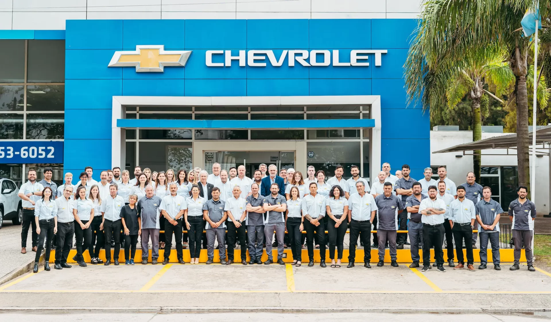 Ramonda Motors lanzó una promoción imperdible para quienes se suscriban al Plan de Ahorro para adquirir su próximo Chevrolet. Descuentos, regalos y beneficios, son algunas de las ventajas que ofrece la firma para quienes aprovechen la oportunidad. Una firma con historia Ramonda Motors SA es el concesionario oficial que representa a General Motors y que comercializa sus productos Chevrolet en la casa central ubicada en Villa María y su sucursal en Marcos Juárez. La historia de la marca y Ramonda están íntimamente ligadas desde abril de 1960, cuando se firmó el primer contrato de concesión de la marca. Era la época en que su casa central estaba ubicada en la esquina de las calles Entre Ríos y San Martín; y que con el paso de los años terminó mudándose en el domicilio actual de Avenida Presidente Perón 2289, Villa María. A fines de la década del ´70 y como consecuencia de la alta inflación del país y la ausencia de financiación por parte de los bancos, nació el sistema de pago en cuotas para la compra de bienes durables como casas, autos, electrodomésticos, etc. Es también en éstos años en que se comenzó a comercializar el Plan Chevrolet en la ciudad y la región de la mano de RAMONDA MOTORS. La forma más conveniente de comprar un auto ¿Qué es un Plan de Ahorros? Es un sistema con un fin determinado, en el cual un grupo limitado de personas (suscriptores) realiza un aporte mensual (cuota) en un grupo cerrado de ahorro, con el fin de adquirir un vehículo 0km. Desde la empresa afirman que es la forma más conveniente de comprar un vehículo porque el cliente solo paga el valor neto del auto, tomando como referencia el precio de venta oficial del mismo y sin distorsiones. Este sistema se rige bajo tres principios fundamentales, que son: autofinanciación, equidad y protección legal. El pago mensual de las cuotas dentro de cada grupo de ahorro contribuye a que se adjudiquen los vehículos para su posterior entrega; todos los suscriptores son iguales dentro de cada grupo y cada uno de ellos retirará su vehículo, cumpliendo con las prerrogativas de adjudicación respectiva, y – todo lo detallado – con el respaldo de ser regulado por Inspección General de Justicia de la Nación (IGJ), lo cual otorga seguridad jurídica por todo acto realizado dentro del sistema de ahorros. ¿Cómo se retiran los autos? Todos los meses, a través de un Acto de Adjudicación y bajo la modalidad de: sorteo, licitación o entrega pactada administrativa. El sorteo se realiza ante Escribano Público y se colocan en un bolillero una bolilla por cada cliente suscriptor, se saca una bolilla y se arma un listado por orden, comenzando a partir de dicho primer extracto. Pueden ganar el sorteo todos aquellos clientes que estén al día con el pago de la última cuota y que no hayan resultado adjudicados en actos anteriores. Una licitación es una oferta de adelanto de dinero a criterio de cada adherente, según tipo de plan previamente suscripto, y que podrá ser ganada por quien ofrezca mayor cantidad de dinero, estando al día con el pago de las cuotas y quien aún no haya retirado su vehículo. Y, por último, la Entrega Pactada Programada Administrativa es una modalidad de adjudicación propia a través de la cual el cliente conviene y elige en qué momento retirar el vehículo a través de una determinada integración de cuotas por licitación, con los beneficios propios del sistema, así como también con bonificaciones y regalos de la concesionaria. Beneficios ¿Cuáles son los beneficios del Plan de Ahorros? Desde Ramonda Motors detallaron uno por uno las ventajas y beneficios de esta modalidad. • Oportunidad de Ahorro: posibilidad de poder retirar un vehículo 0km a través de la generación de una conducta de ahorro, permitiendo la renovación de los modelos, mantiene actualizado el monto ahorrado y brinda seguridad en el destino de los fondos, por cuanto está regulado por IGJ. • Composición de la Cuota: capacidad de ahorro con una cuota relativamente baja, que genera tranquilidad y confianza. • Flexibilidad: posibilidad de adelantar cuotas, posibilidad de transferir el plan, alternativas de cambios de modelo. • Débito Automático con Tarjeta de Crédito: ahorra tiempo y trámites a los clientes, permite y facilita el pago en término de las cuotas, asegura la posibilidad de licitar, participa de sorteos y beneficios adicionales según políticas, mejor control de los pagos, evita gastos por mora. • Scoring: todos los contratos de Plan de Ahorros emitidos por Ramonda Motors SA son monitoreados bajo el sistema de Scoring, a través del cual se controla la calidad de las solicitudes de adhesión, permitiendo así evacuar dudas y generando confianza, con el fin de fidelizar a nuestros clientes. -¿Qué demora tiene la entrega de un vehículo 0km? “La demora legal de entrega de un vehículo por plan de ahorros es dentro de los 50 días hábiles desde que se pide el mismo. En lo que va del año llevamos entregadas 220 unidades y estimamos culminar el mismo con alrededor de 240/250 entregas”, explicaron desde la firma. Promo Navidad en Ramonda Motors Ramonda Motors se encuentra actualmente ofreciendo beneficios exclusivos para la época navideña. La “Promo Navideña” tiene grandes beneficios para quienes quieran comprar su Chevrolet: • Descuentos en gastos de retiro • La primera cuota de regalo • Polarizado de regalo • Camiseta Original de la Selección Argentina de regalo