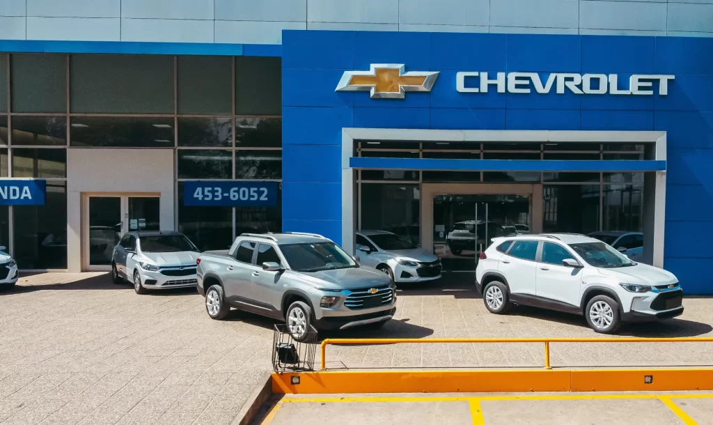 Ramonda Motors lanzó una promoción imperdible para quienes se suscriban al Plan de Ahorro para adquirir su próximo Chevrolet.
Descuentos, regalos y beneficios, son algunas de las ventajas que ofrece la firma para quienes aprovechen la oportunidad.
Una firma con historia
Ramonda Motors SA es el concesionario oficial que representa a General Motors y que comercializa sus productos Chevrolet en la casa central ubicada en Villa María y su sucursal en Marcos Juárez. 
La historia de la marca y Ramonda están íntimamente ligadas desde abril de 1960, cuando se firmó el primer contrato de concesión de la marca.
Era la época en que su casa central estaba ubicada en la esquina de las calles Entre Ríos y San Martín; y que con el paso de los años terminó mudándose en el domicilio actual de Avenida Presidente Perón 2289, Villa María.
A fines de la década del ´70 y como consecuencia de la alta inflación del país y la ausencia de financiación por parte de los bancos, nació el sistema de pago en cuotas para la compra de bienes durables como casas, autos, electrodomésticos, etc.
Es también en éstos años en que se comenzó a comercializar el Plan Chevrolet en la ciudad y la región de la mano de RAMONDA MOTORS.
La forma más conveniente de comprar un auto
¿Qué es un Plan de Ahorros? Es un sistema con un fin determinado, en el cual un grupo limitado de personas (suscriptores) realiza un aporte mensual (cuota) en un grupo cerrado de ahorro, con el fin de adquirir un vehículo 0km.
Desde la empresa afirman que es la forma más conveniente de comprar un vehículo porque el cliente solo paga el valor neto del auto, tomando como referencia el precio de venta oficial del mismo y sin distorsiones.
Este sistema se rige bajo tres principios fundamentales, que son: autofinanciación, equidad y protección legal.
El pago mensual de las cuotas dentro de cada grupo de ahorro contribuye a que se adjudiquen los vehículos para su posterior entrega; todos los suscriptores son iguales dentro de cada grupo y cada uno de ellos retirará su vehículo, cumpliendo con las prerrogativas de adjudicación respectiva, y – todo lo detallado – con el respaldo de ser regulado por Inspección General de Justicia de la Nación (IGJ), lo cual otorga seguridad jurídica por todo acto realizado dentro del sistema de ahorros.
¿Cómo se retiran los autos? Todos los meses, a través de un Acto de Adjudicación y bajo la modalidad de: sorteo, licitación o entrega pactada administrativa.
El sorteo se realiza ante Escribano Público y se colocan en un bolillero una bolilla por cada cliente suscriptor, se saca una bolilla y se arma un listado por orden, comenzando a partir de dicho primer extracto.
Pueden ganar el sorteo todos aquellos clientes que estén al día con el pago de la última cuota y que no hayan resultado adjudicados en actos anteriores.
Una licitación es una oferta de adelanto de dinero a criterio de cada adherente, según tipo de plan previamente suscripto, y que podrá ser ganada por quien ofrezca mayor cantidad de dinero, estando al día con el pago de las cuotas y quien aún no haya retirado su vehículo.
Y, por último, la Entrega Pactada Programada Administrativa es una modalidad de adjudicación propia a través de la cual el cliente conviene y elige en qué momento retirar el vehículo a través de una determinada integración de cuotas por licitación, con los beneficios propios del sistema, así como también con bonificaciones y regalos de la concesionaria.
Beneficios
¿Cuáles son los beneficios del Plan de Ahorros?
Desde Ramonda Motors detallaron uno por uno las ventajas y beneficios de esta modalidad.
•	Oportunidad de Ahorro: posibilidad de poder retirar un vehículo 0km a través de la generación de una conducta de ahorro, permitiendo la renovación de los modelos, mantiene actualizado el monto ahorrado y brinda seguridad en el destino de los fondos, por cuanto está regulado por IGJ.
•	Composición de la Cuota: capacidad de ahorro con una cuota relativamente baja, que genera tranquilidad y confianza.
•	Flexibilidad: posibilidad de adelantar cuotas, posibilidad de transferir el plan, alternativas de cambios de modelo.
•	Débito Automático con Tarjeta de Crédito: ahorra tiempo y trámites a los clientes, permite y facilita el pago en término de las cuotas, asegura la posibilidad de licitar, participa de sorteos y beneficios adicionales según políticas, mejor control de los pagos, evita gastos por mora.
•	Scoring: todos los contratos de Plan de Ahorros emitidos por Ramonda Motors SA son monitoreados bajo el sistema de Scoring, a través del cual se controla la calidad de las solicitudes de adhesión, permitiendo así evacuar dudas y generando confianza, con el fin de fidelizar a nuestros clientes.
-¿Qué demora tiene la entrega de un vehículo 0km?
“La demora legal de entrega de un vehículo por plan de ahorros es dentro de los 50 días hábiles desde que se pide el mismo. En lo que va del año llevamos entregadas 220 unidades y estimamos culminar el mismo con alrededor de 240/250 entregas”, explicaron desde la firma.
Promo Navidad en Ramonda Motors
Ramonda Motors se encuentra actualmente ofreciendo beneficios exclusivos para la época navideña.
La “Promo Navideña” tiene grandes beneficios para quienes quieran comprar su Chevrolet:
•	Descuentos en gastos de retiro
•	La primera cuota de regalo
•	Polarizado de regalo
•	Camiseta Original de la Selección Argentina de regalo
