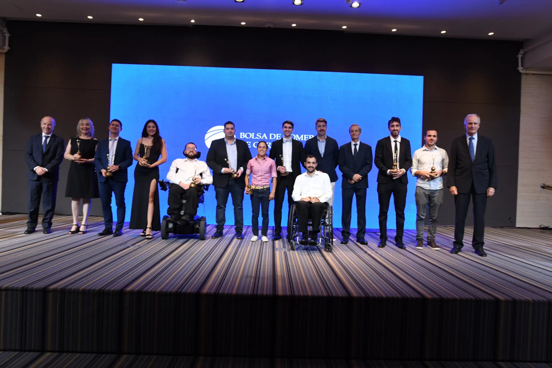 Estos son los 10 jóvenes sobresalientes premiados por la Bolsa de Comercio de Córdoba.