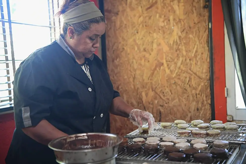 Una emprendedora creó el alfajor de peperina