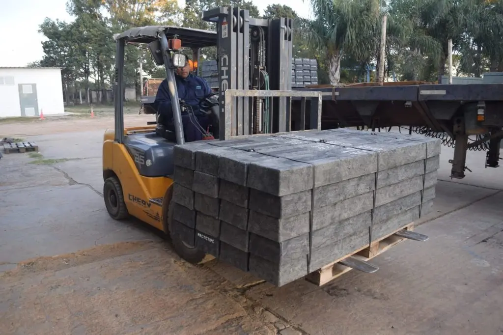 Desde Monte Cristo fabrican durmientes de plástico para mejorar las vías de todo el país