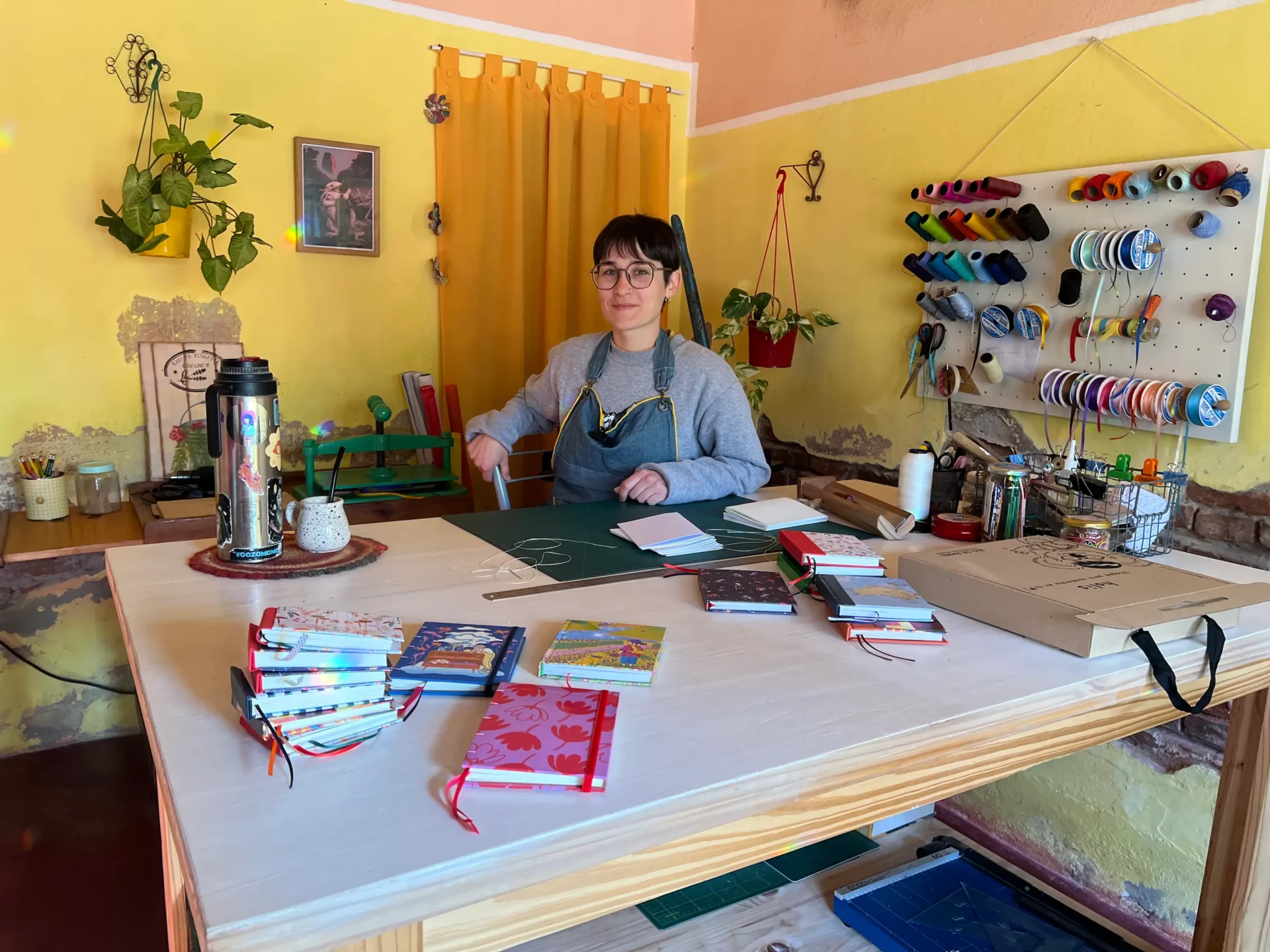 Un emprendimiento que rescata el oficio de la encuadernación