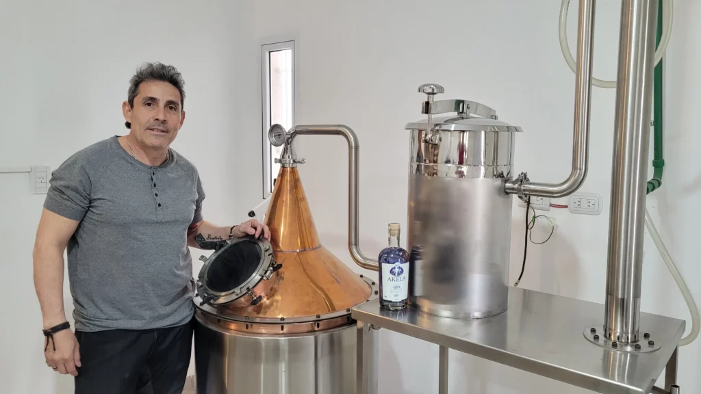 Akela: el gin que suma premios y crece con fuerza desde Villa Nueva